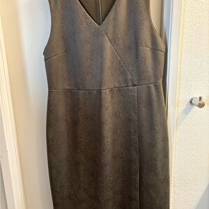 Chic Sleeveless Midi Dress in Gray